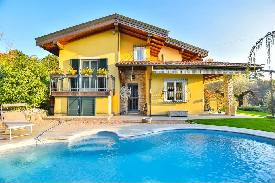 Elegante villa indipendente immersa nella natura, con piscina e garage – foto 2 di 13