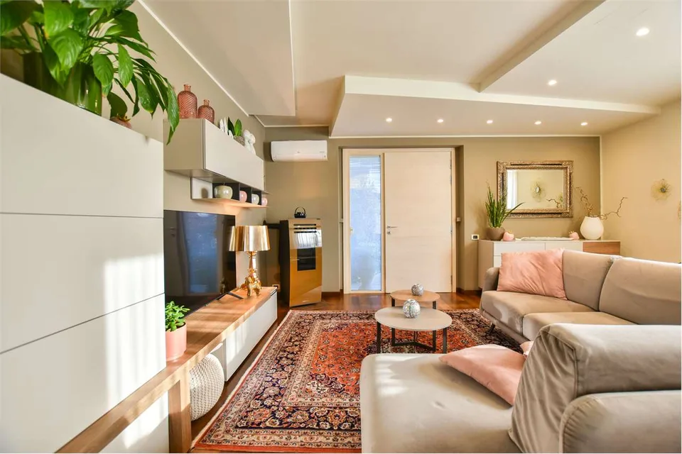 Elegante villa indipendente immersa nella natura, con piscina e garage – foto 12 di 13