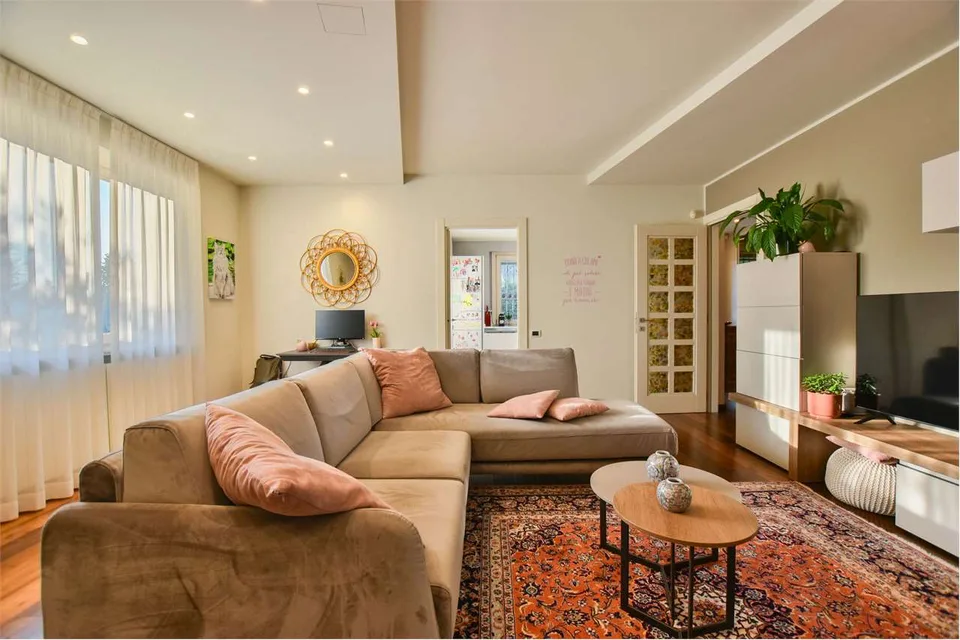 Elegante villa indipendente immersa nella natura, con piscina e garage – foto 10 di 13