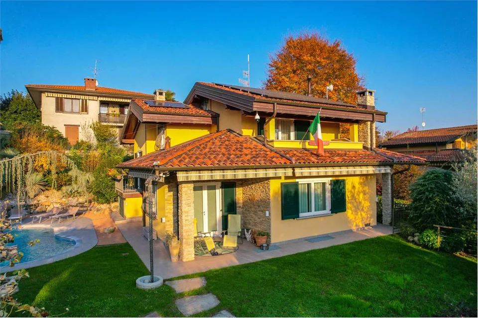 Elegante villa indipendente immersa nella natura, con piscina e garage – foto 5 di 13