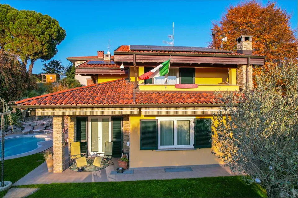 Elegante villa indipendente immersa nella natura, con piscina e garage – foto 6 di 13