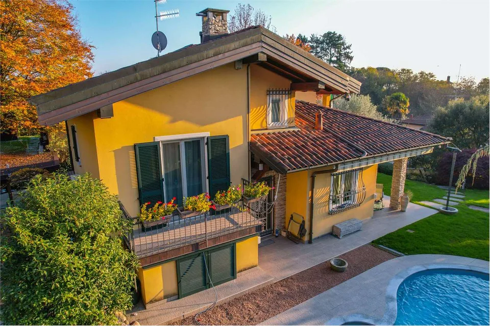 Elegante villa indipendente immersa nella natura, con piscina e garage – foto 4 di 13