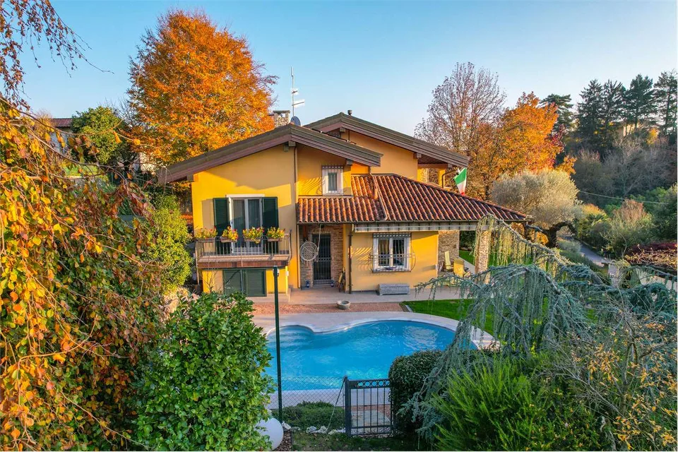 Elegante villa indipendente immersa nella natura, con piscina e garage – foto 3 di 13