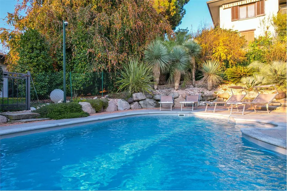 Elegante villa indipendente immersa nella natura, con piscina e garage – foto 7 di 13