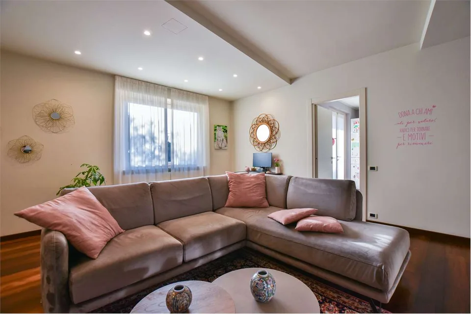 Elegante villa indipendente immersa nella natura, con piscina e garage – foto 11 di 13