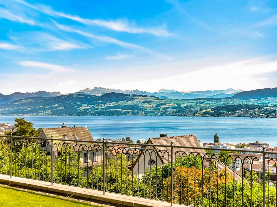 Villa elegante in posizione prestigiosa con panorama lago e montagna – foto 2 di 4