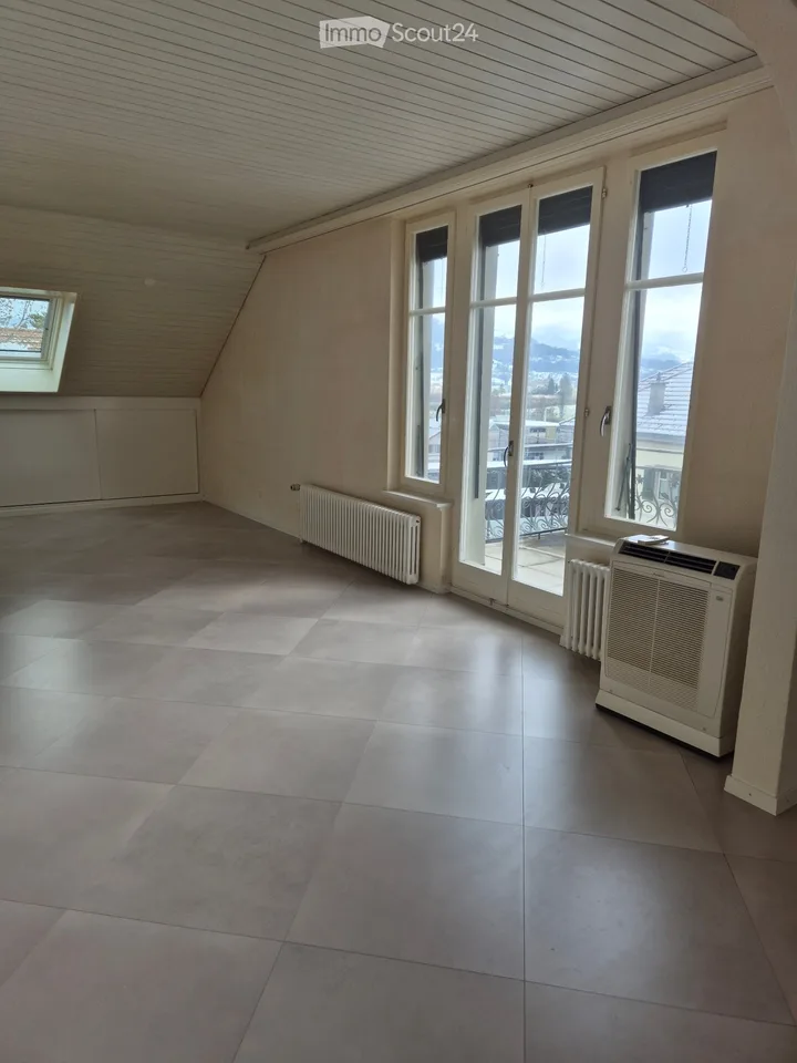 Appartamento luminoso parzialmente arredato di 3,5 locali con balcone