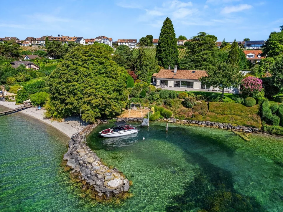 Élégante propriété pieds dans l'eau avec port et plage privés – photo 2 sur 13
