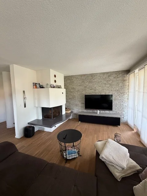 Casa a schiera di 6,5 locali in posizione tranquilla a Freienstein