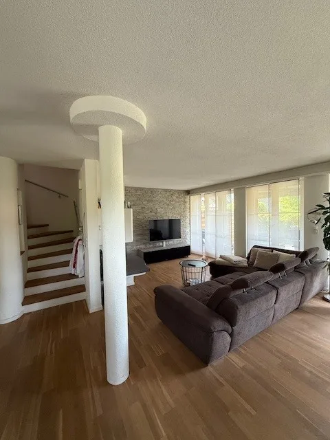 Casa a schiera di 6,5 locali in posizione tranquilla a Freienstein