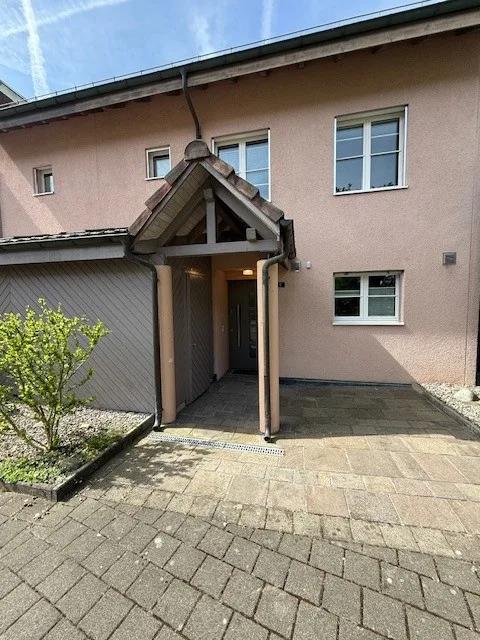 Casa a schiera di 6,5 locali in posizione tranquilla a Freienstein