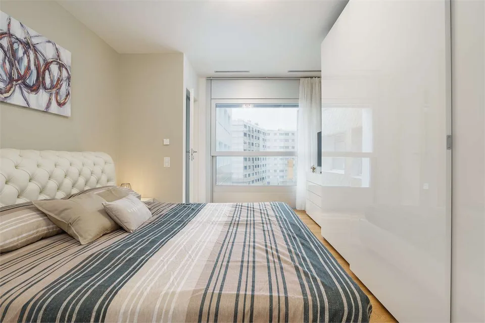 Elegantes 3.5-Zimmer-Wohnung mit Mobiliar und Blick auf den Monte San Salvatore