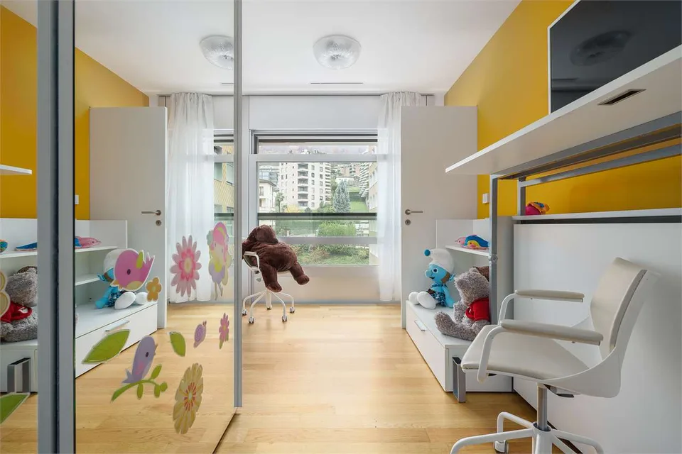 Elegantes 3.5-Zimmer-Wohnung mit Mobiliar und Blick auf den Monte San Salvatore