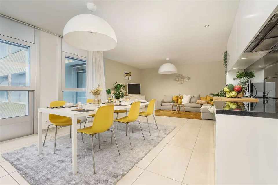 Elegantes 3.5-Zimmer-Wohnung mit Mobiliar und Blick auf den Monte San Salvatore