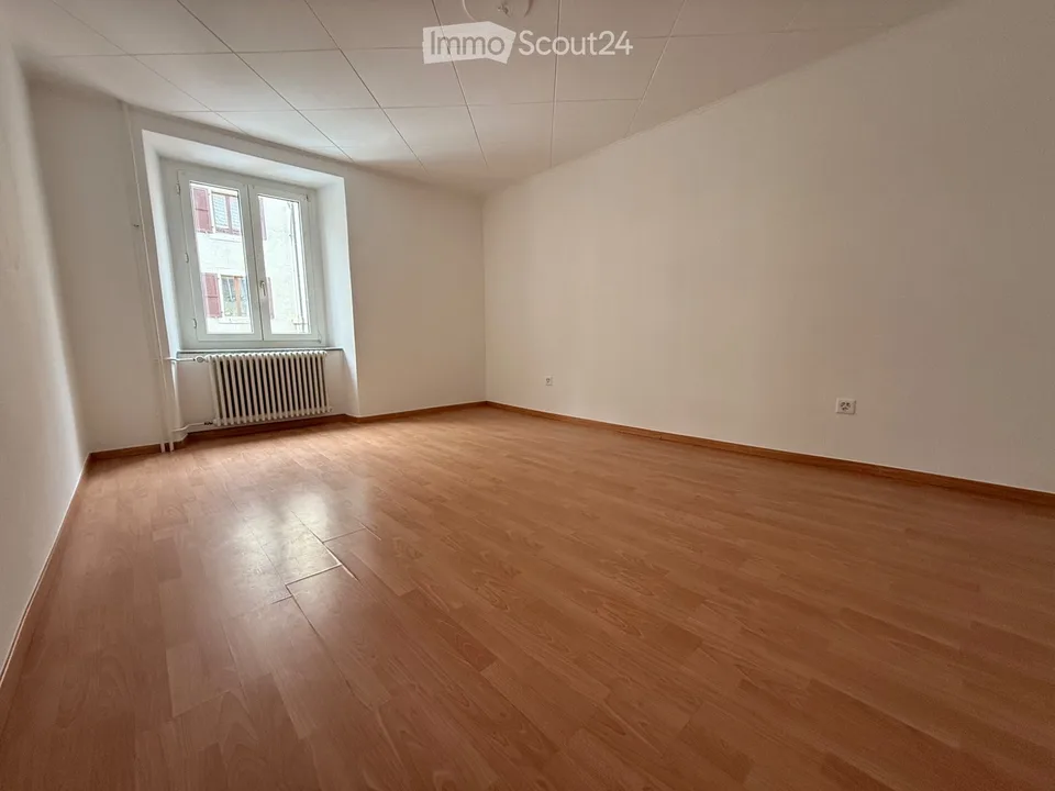 LA CHAUX-DE-FONDS: SCHÖNES APPARTEMENT 2,5 ZIMMER ERDGESCHOSS – Foto 3 von 5