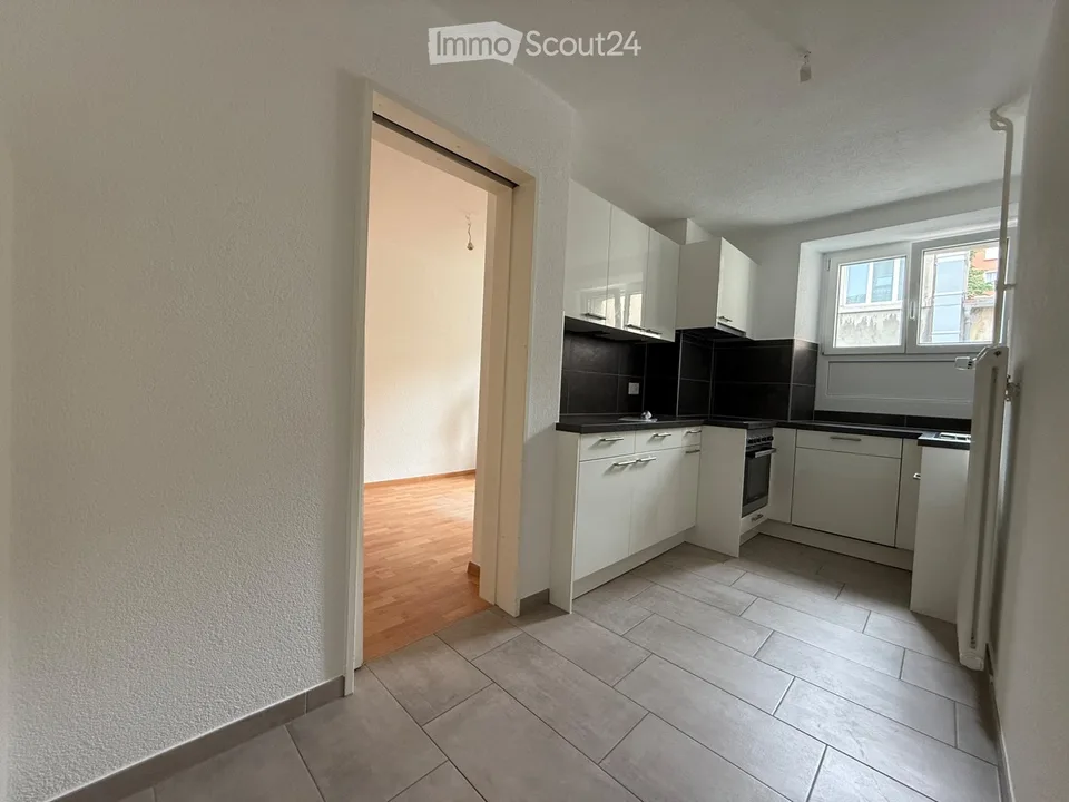 LA CHAUX-DE-FONDS: SCHÖNES APPARTEMENT 2,5 ZIMMER ERDGESCHOSS – Foto 2 von 5