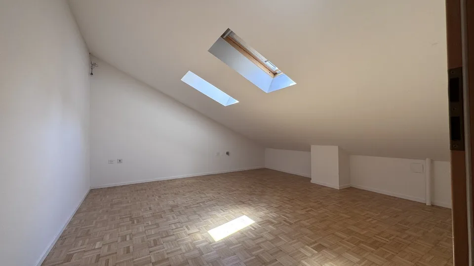Geräumig und einladendes 2.5-Zimmer-Apartment im letzten Stock in Canobbio