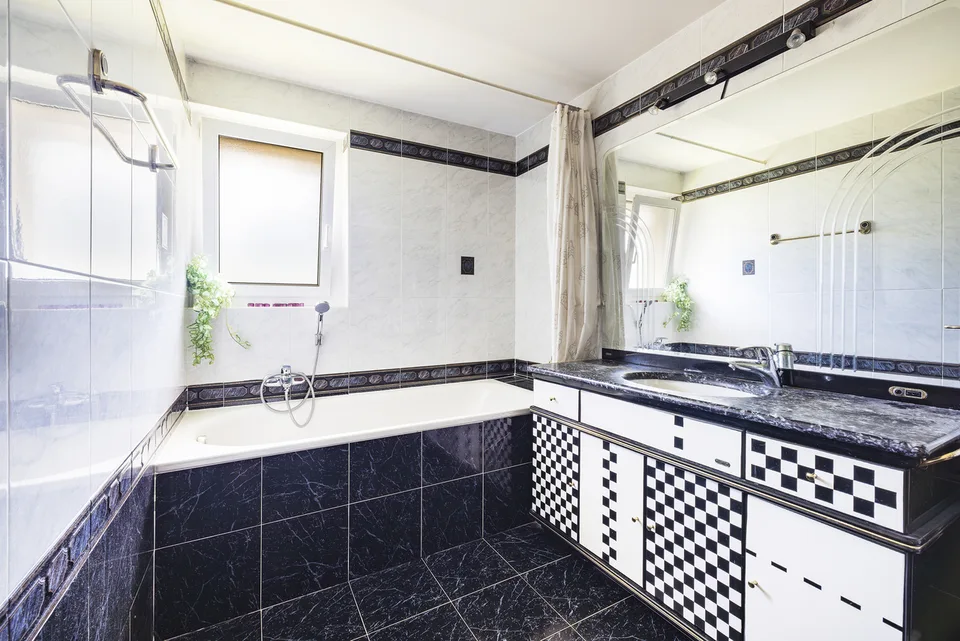 Villa mit Möglichkeit für 2 Wohnungen – Foto 8 von 13