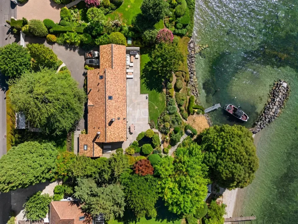 Élégante propriété pieds dans l'eau avec port et plage privés – photo 3 sur 13