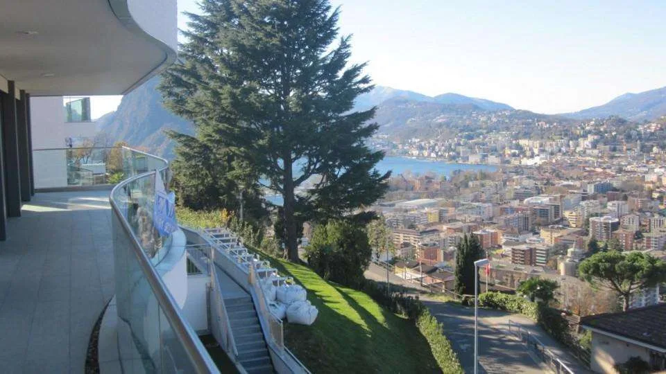 Lugano-Albonago - Exklusives Penthouse 4.5 Zimmer mit Panoramadach und – Foto 2 von 8