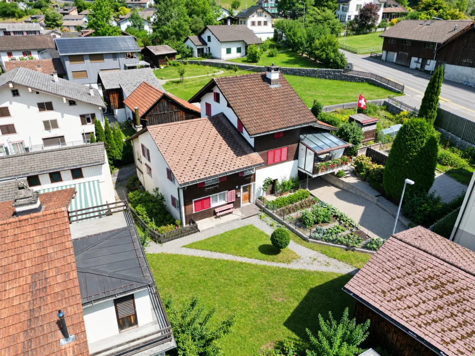 Charmanter Hausteil mit grosszügigem Garten an sonniger und zentraler Lage in Mollis – Foto 2 von 14