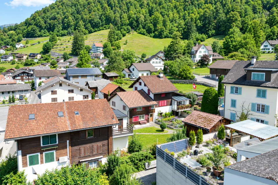 Charmanter Hausteil mit grosszügigem Garten an sonniger und zentraler Lage in Mollis – Foto 3 von 14