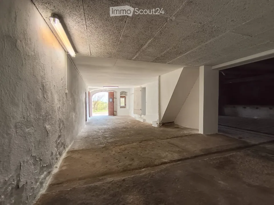 Large studio/garage space equipped + apartment