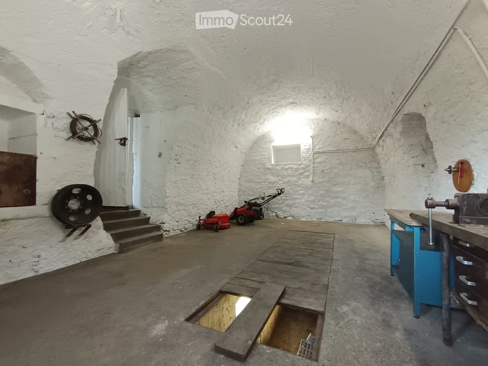 Large studio/garage space equipped + apartment