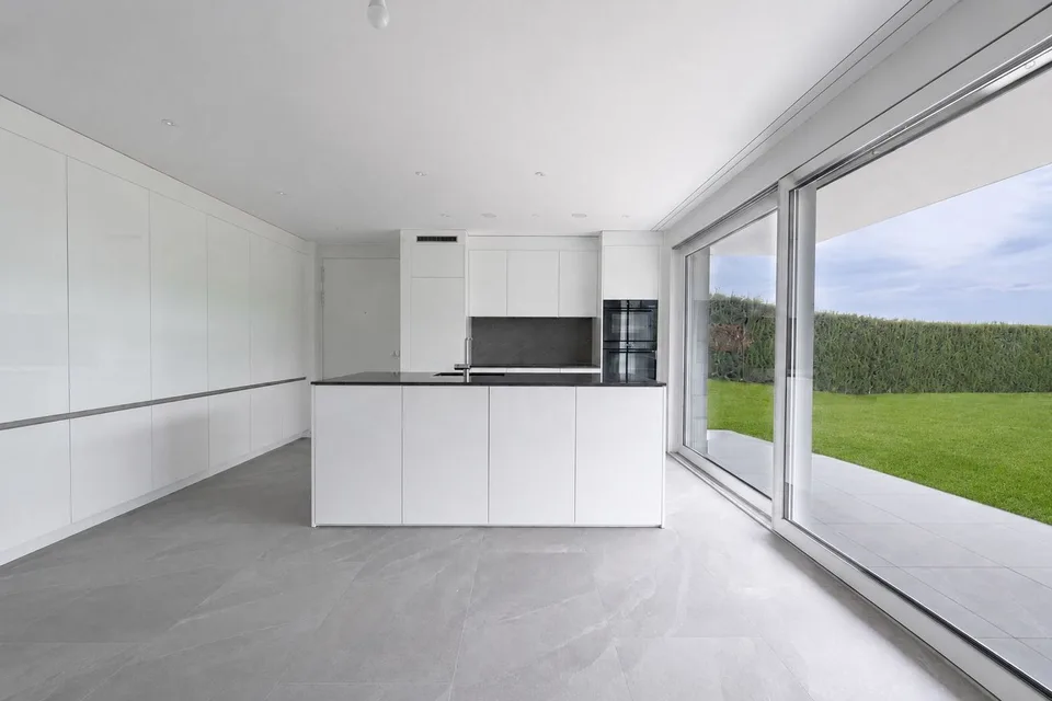 Appartement neuf de 4,5 pièces de haute qualité avec jardin d'hiver au rez-de-chaussée