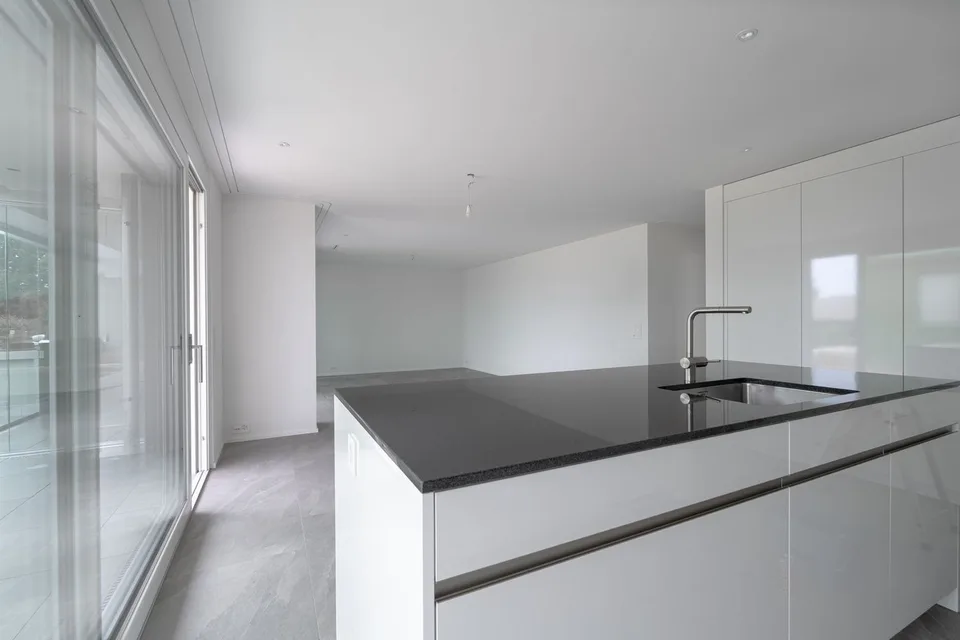 Appartement neuf de 4,5 pièces de haute qualité avec jardin d'hiver au rez-de-chaussée