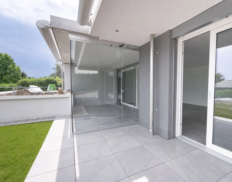 Appartement neuf de 4,5 pièces de haute qualité avec jardin d'hiver au rez-de-chaussée
