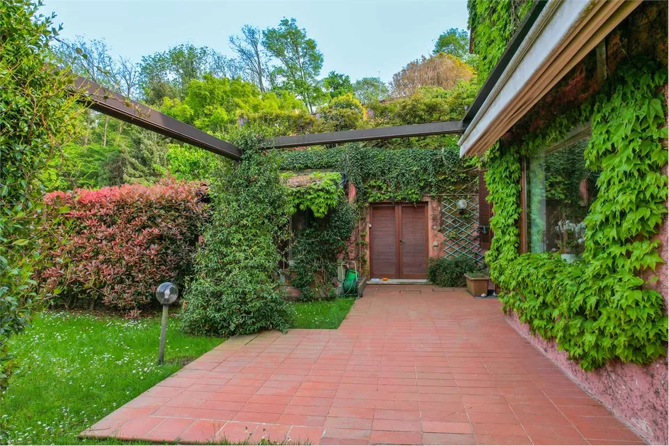 Bellissima villa immersa nel verde, con ampi spazi esterni, piscina e – foto 6 di 13