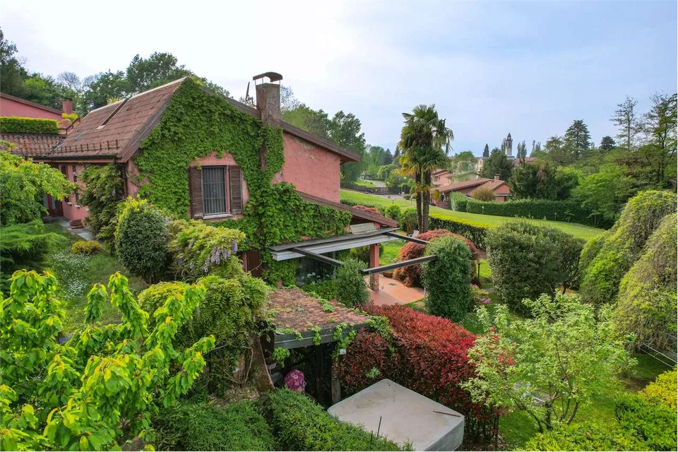 Bellissima villa immersa nel verde, con ampi spazi esterni, piscina e – foto 10 di 13