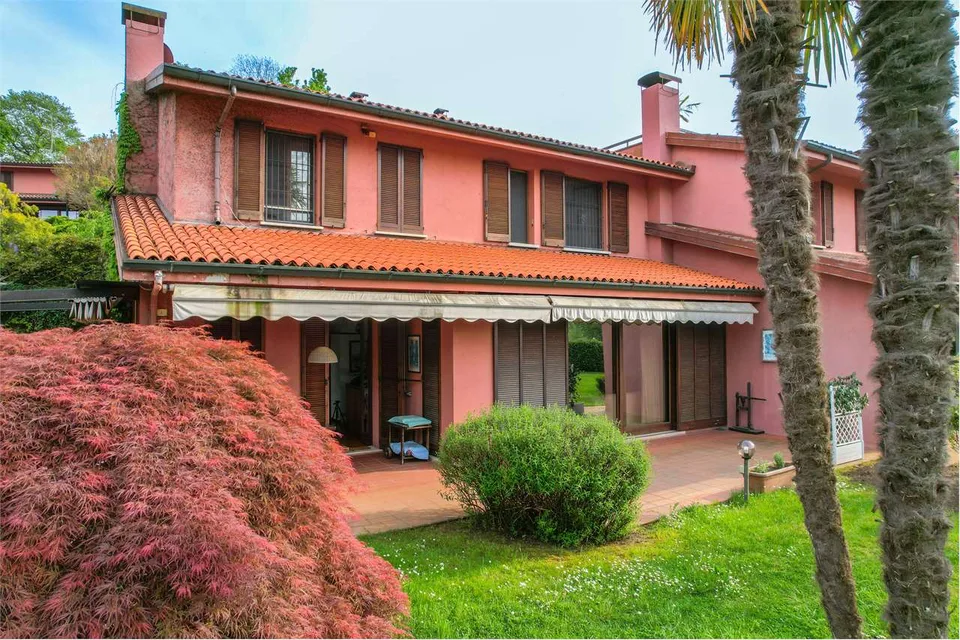 Bellissima villa immersa nel verde, con ampi spazi esterni, piscina e – foto 4 di 13
