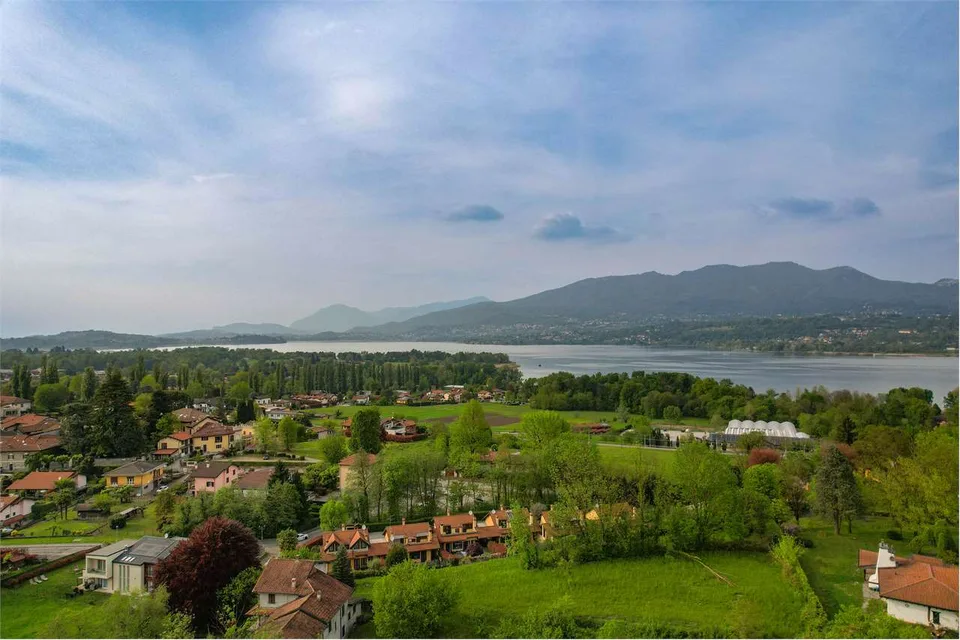 Bellissima villa immersa nel verde, con ampi spazi esterni, piscina e – foto 12 di 13