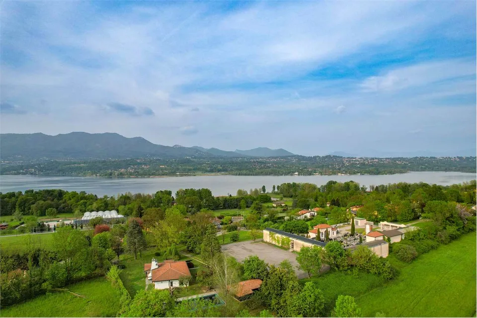 Bellissima villa immersa nel verde, con ampi spazi esterni, piscina e – foto 13 di 13