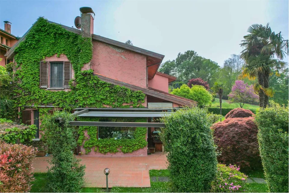 Bellissima villa immersa nel verde, con ampi spazi esterni, piscina e – foto 8 di 13