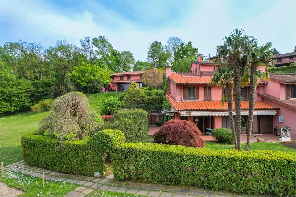 Bellissima villa immersa nel verde, con ampi spazi esterni, piscina e – foto 2 di 13