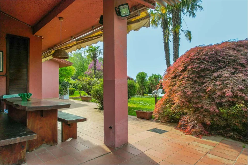 Bellissima villa immersa nel verde, con ampi spazi esterni, piscina e – foto 7 di 13