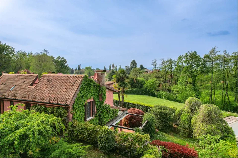 Bellissima villa immersa nel verde, con ampi spazi esterni, piscina e – foto 11 di 13