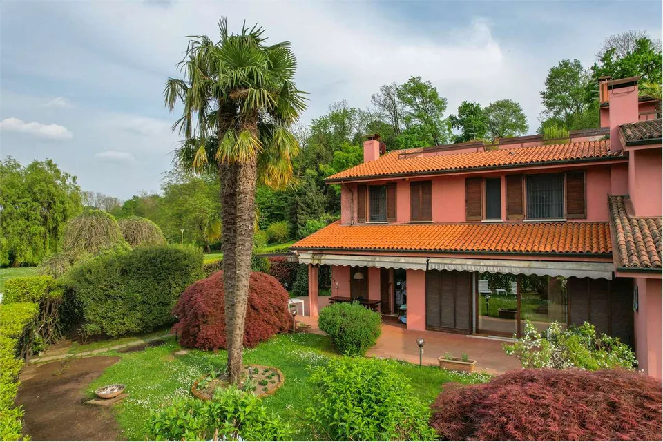 Bellissima villa immersa nel verde, con ampi spazi esterni, piscina e – foto 3 di 13