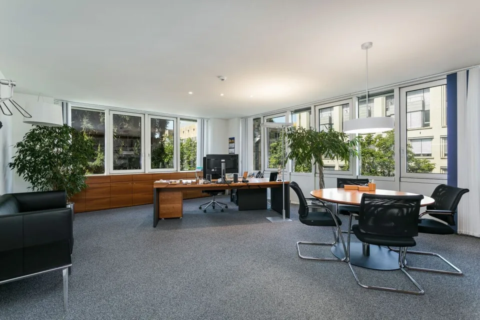 EXKLUSIVER UNTERNEHMENSHAUPTSITZ IM HERZEN VON ZUG – Foto 2 von 13