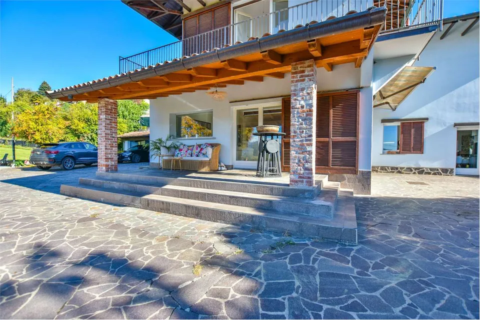 Villa indipendente in posizione riservata, con vista sul Lago Maggiore – foto 10 di 13