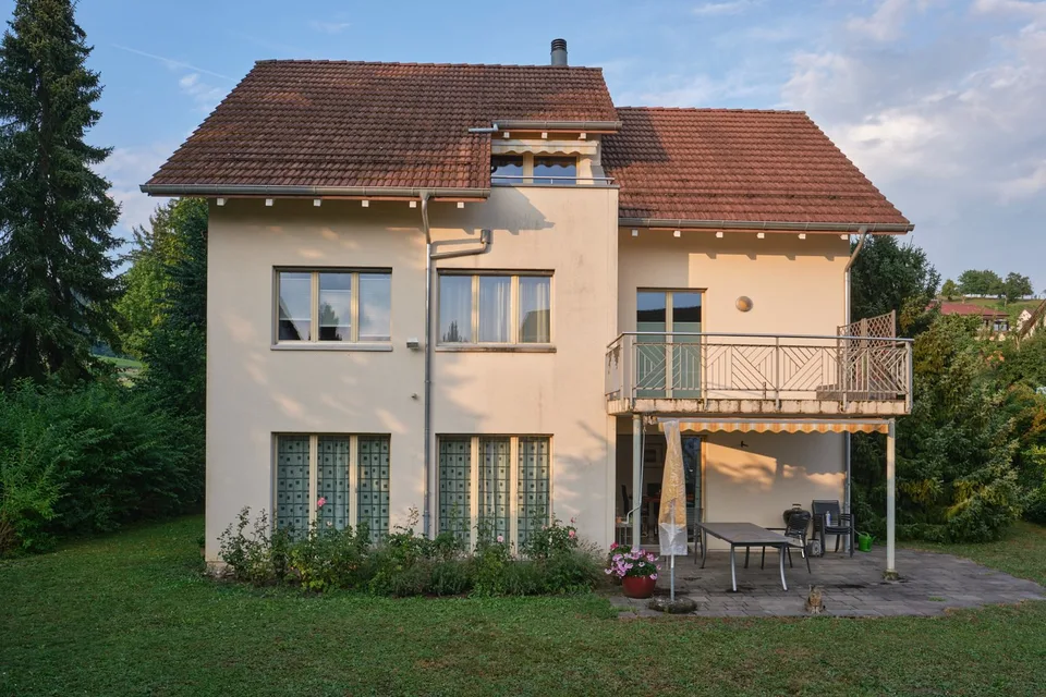 Attraktives, gepflegtes 7.5-Zimmer-Einfamilienhaus, freistehend, an ruhiger, schöner Lage in Rafz – Foto 3 von 21
