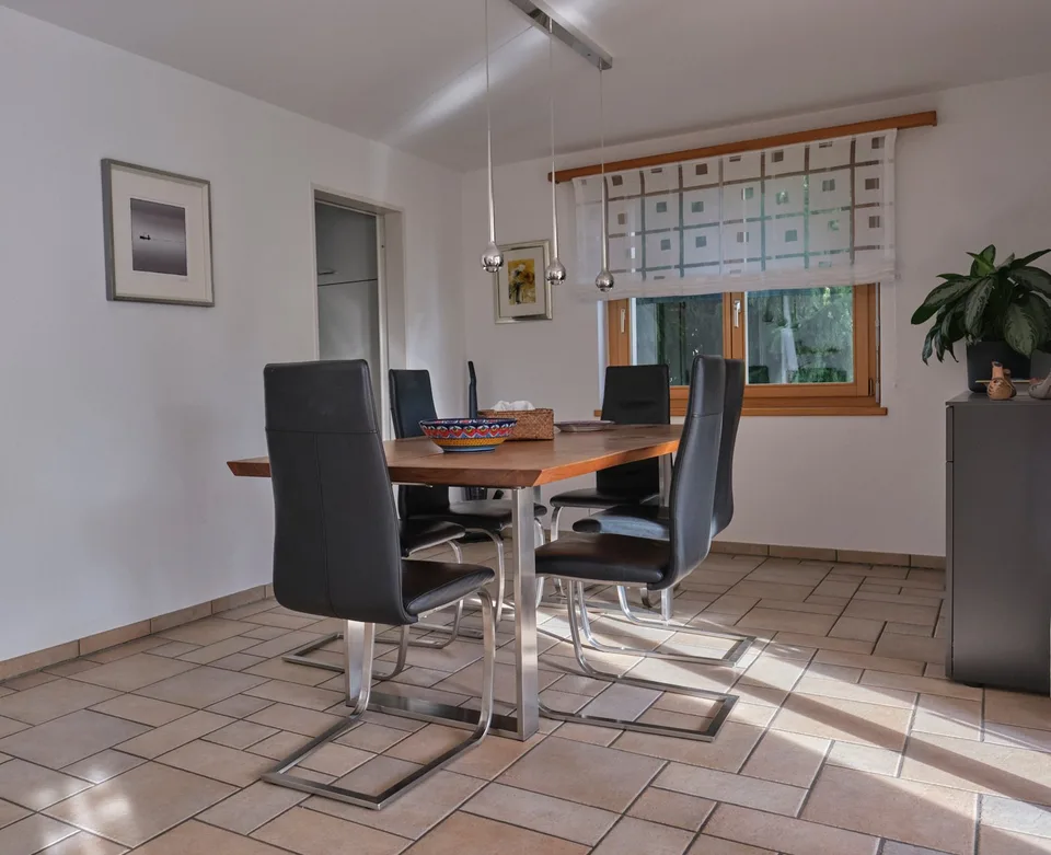 Attraktives, gepflegtes 7.5-Zimmer-Einfamilienhaus, freistehend, an ruhiger, schöner Lage in Rafz – Foto 8 von 21