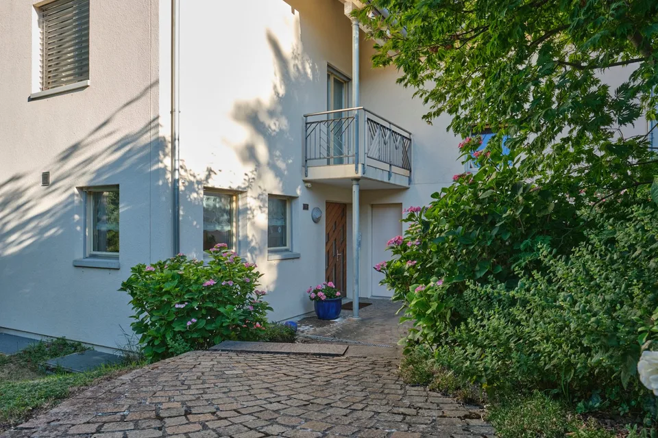 Attraktives, gepflegtes 7.5-Zimmer-Einfamilienhaus, freistehend, an ruhiger, schöner Lage in Rafz – Foto 2 von 21