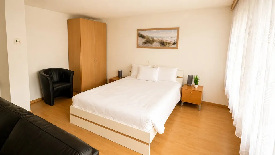 Möbliert wohnen im Herzen von Biel – 40 m², Balkon, Klima & Sauna – Foto 10 von 17