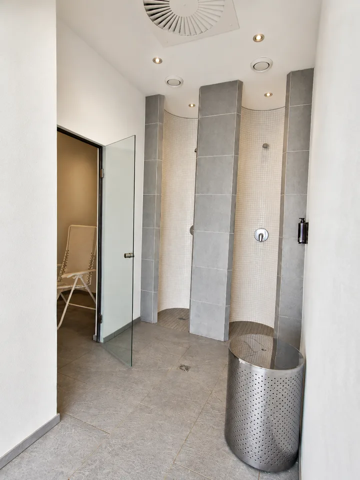 Möbliert wohnen im Herzen von Biel – 40 m², Balkon, Klima & Sauna – Foto 16 von 17