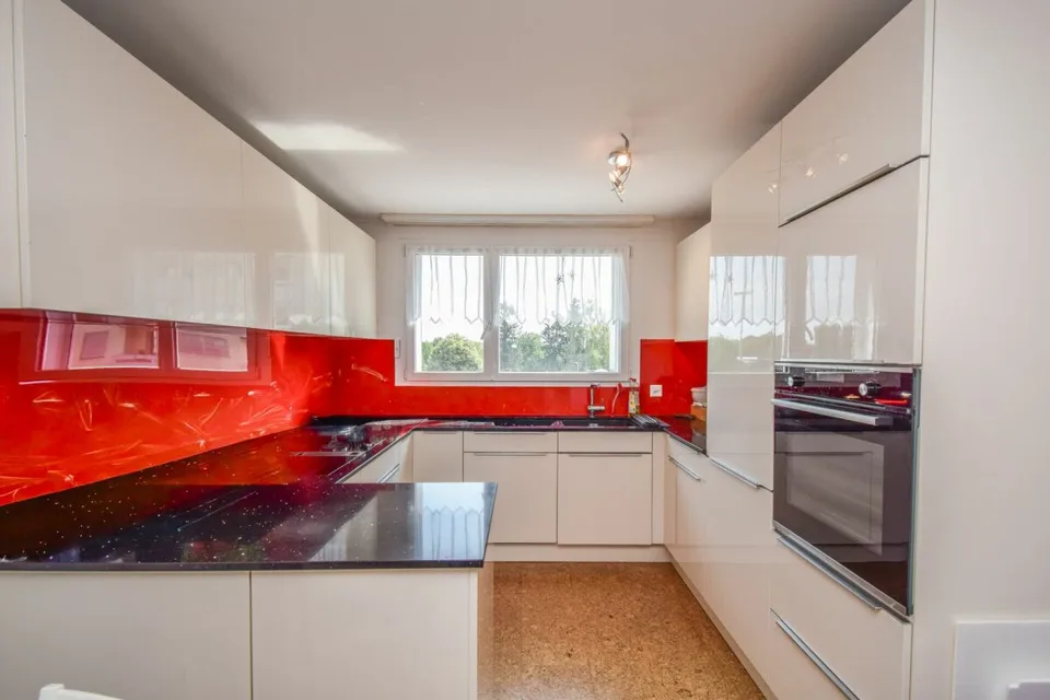 Grosszügige 5.5-Zimmer-Wohnung an familienfreundlicher Lage in Amri... – Foto 6 von 16