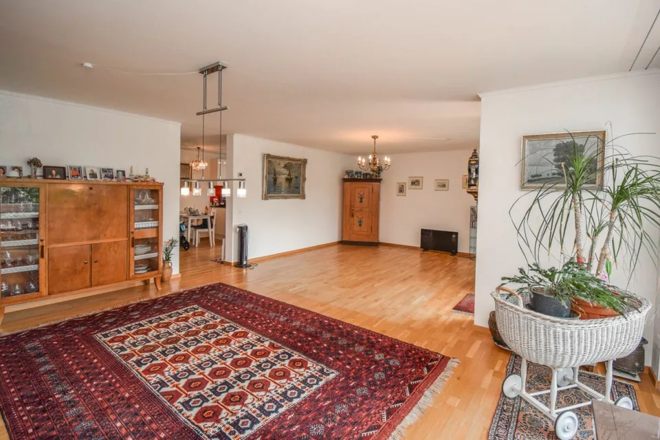 Grosszügige 5.5-Zimmer-Wohnung an familienfreundlicher Lage in Amri... – Foto 3 von 16